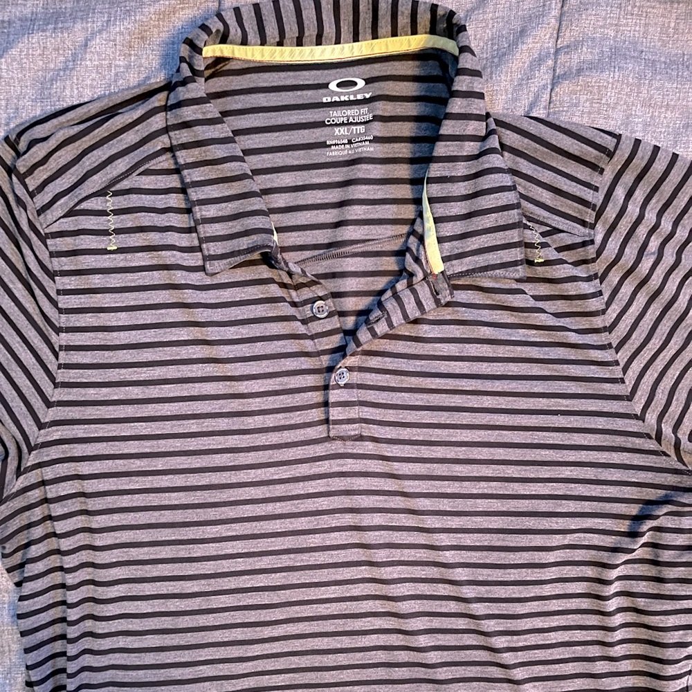 Oakley mens XXL golf polo shirt.. fits like an XL.. very nice and breathable